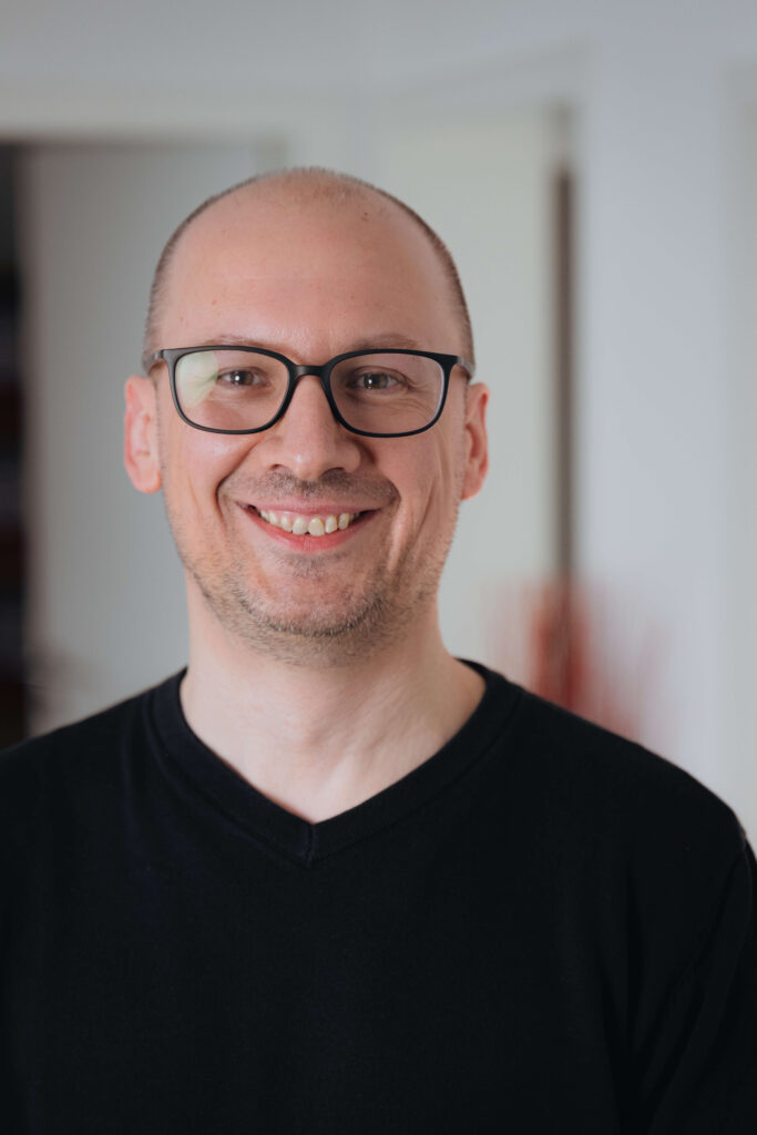 Matthias Wander Steuerberater blickt freundlich in die Kamera – persoenliche Beratung mit Fachkompetenz und Menschlichkeit